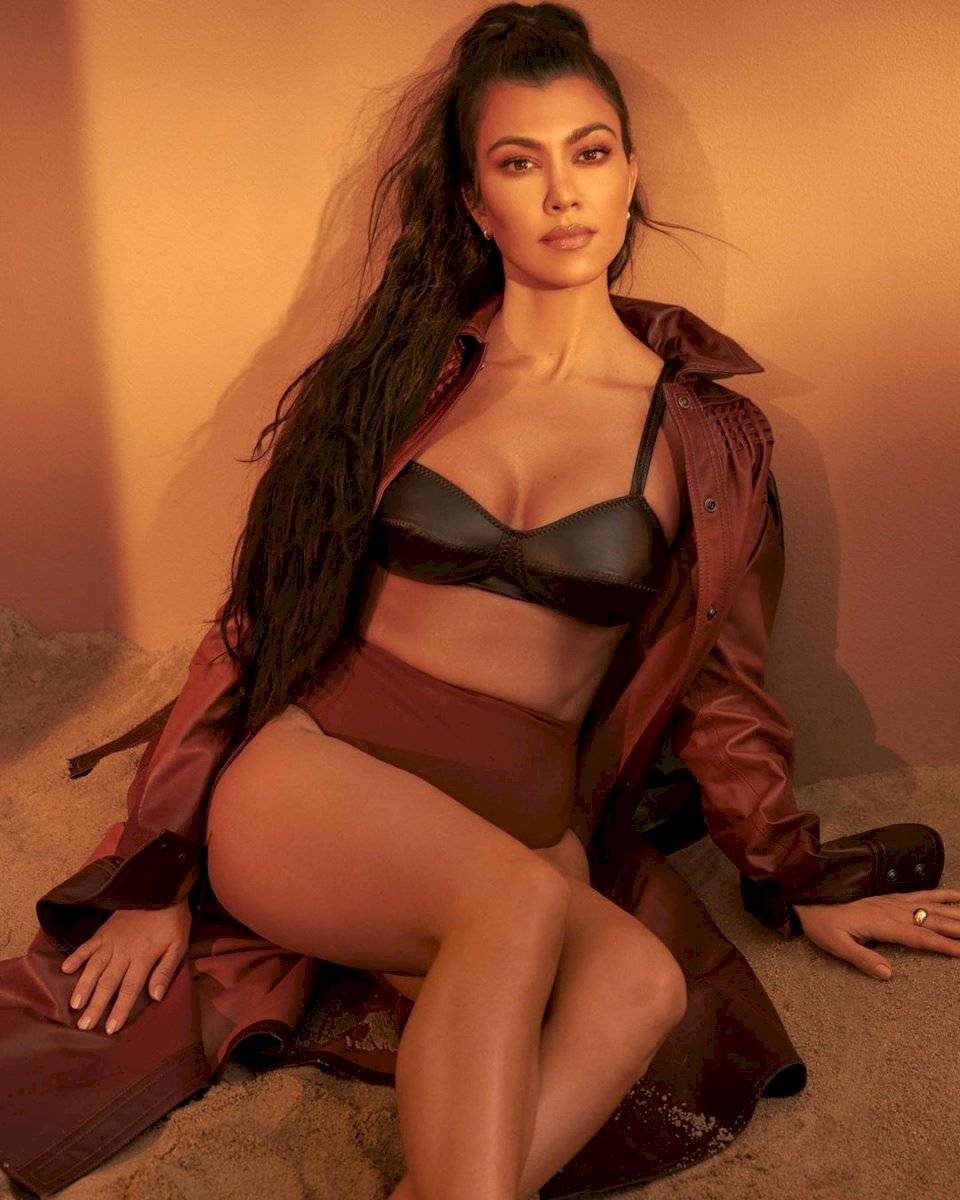 Kourtney Kardashian sorprende en Vogue con un look bob corto y vestido de malla en cristales
