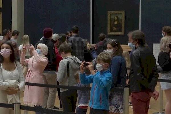 La Mona Lisa empezó a trabajar de nuevo, reabren el Museo del Louvre