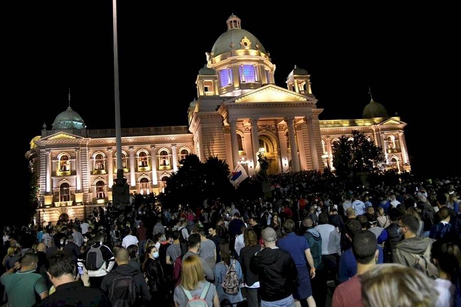 Declaran el toque de queda en Serbia ante la "situación alarmante" por Covid-19; habitantes salen a protestar