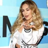 Aracely Arámbula combina blazer rojo y top de encaje para un outfit elegante y sexy