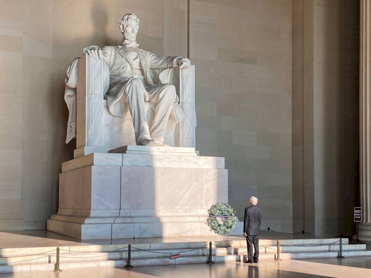 "Ofrenda en el Monumento a Abraham Lincoln, desde Washington, EE. UU", publicó el presidente en su cuenta de Twitter