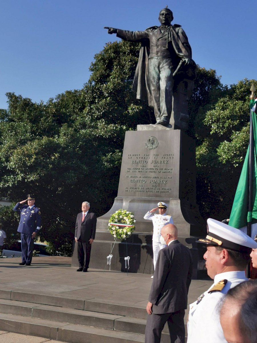 "Con el Presidente Andrés Manuel López Obrador en Washington, DC. durante la guardia a Benito Juárez, Benemérito de las Américas", señaló Ebrard