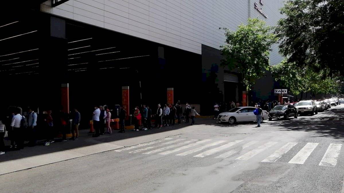 Realizan filas monumentales para ingresar a plazas comerciales en la Ciudad de México
