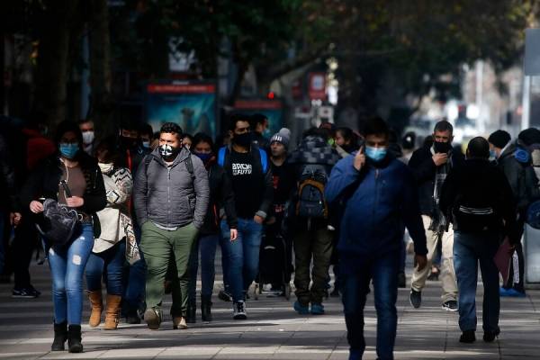 "Se endeudan para cubrir otras deudas": el perfil y las razones de la realidad que atraviesan miles de chilenos