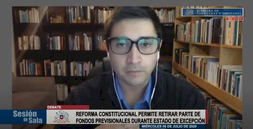 Calisto y los libros sobre los que bromeó Pepe Auth / Foto: Captura