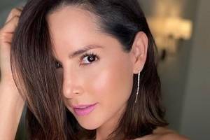 Carmen Villalobos luce hermosa con un pantalón de mezclilla a la cadera y crop top rojo muy coqueto