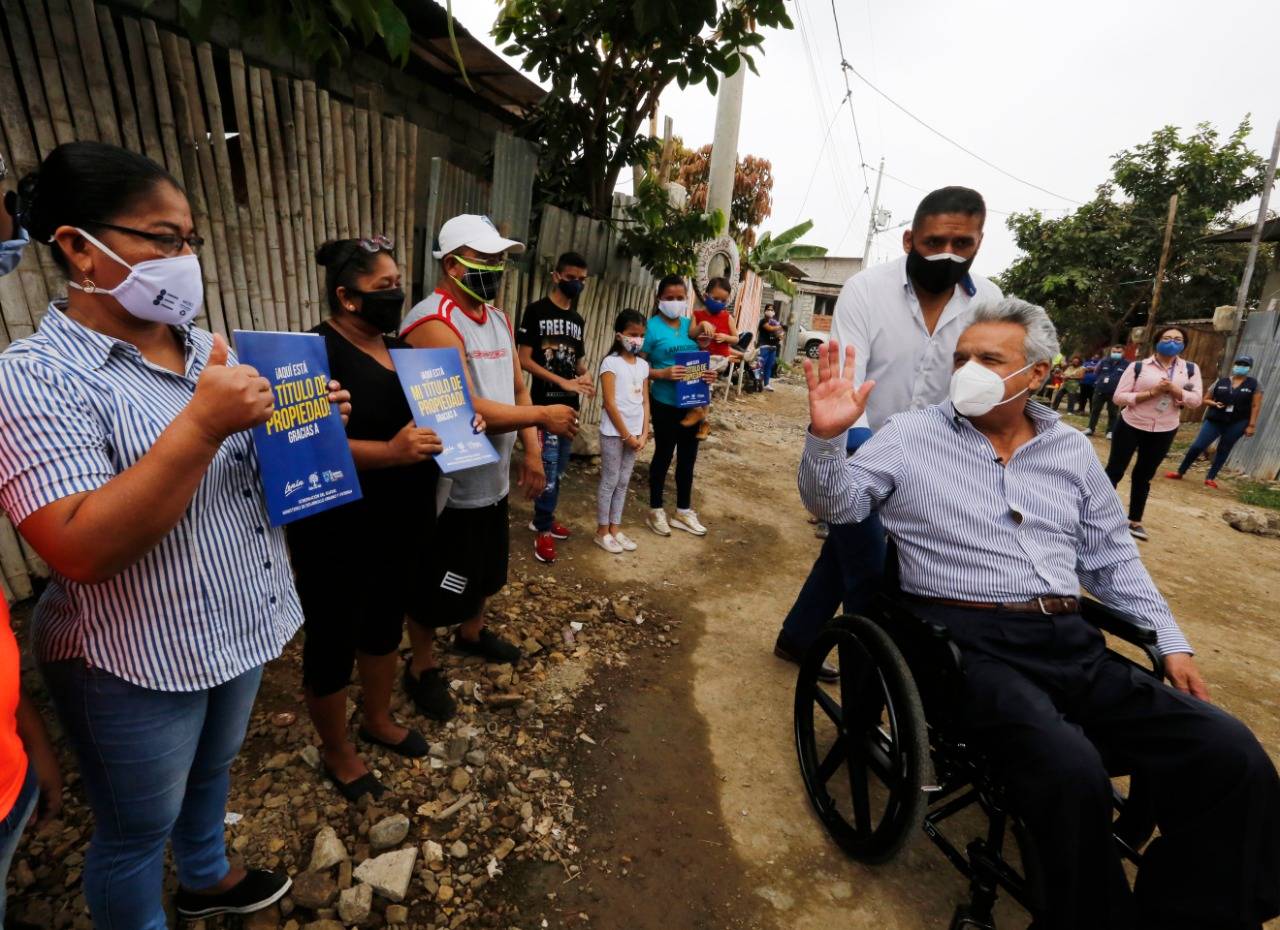 Entrega de títulos de propiedad a familias de Monte Sinaí