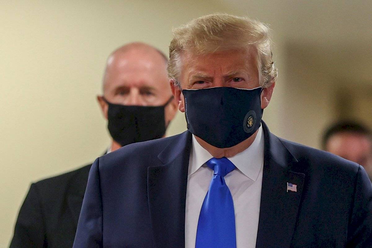 Trump usa tapabocas en público por primera vez