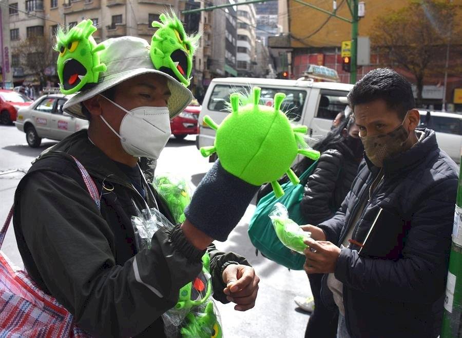 El ingenio boliviano para subsistir convierte en títere al coronavirus