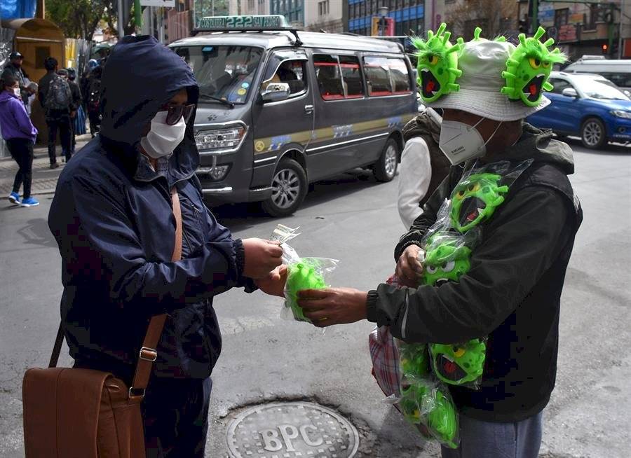 El ingenio boliviano para subsistir convierte en títere al coronavirus
