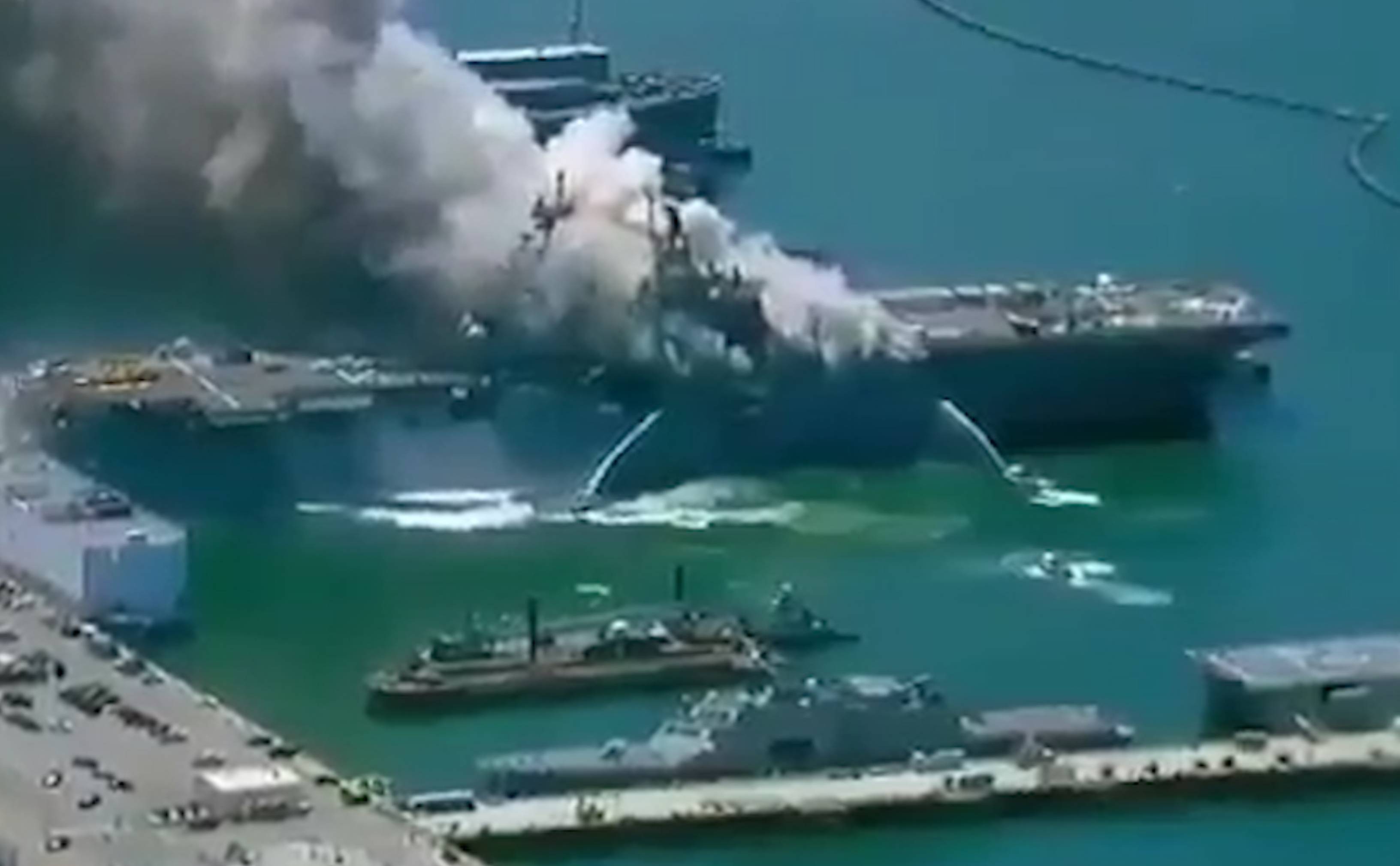 Hospitalizan a marinos luego de incendio en base naval en San Diego