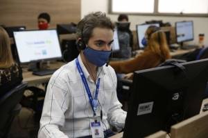 Médico em centro de atendimento do Telessaúde Rio
