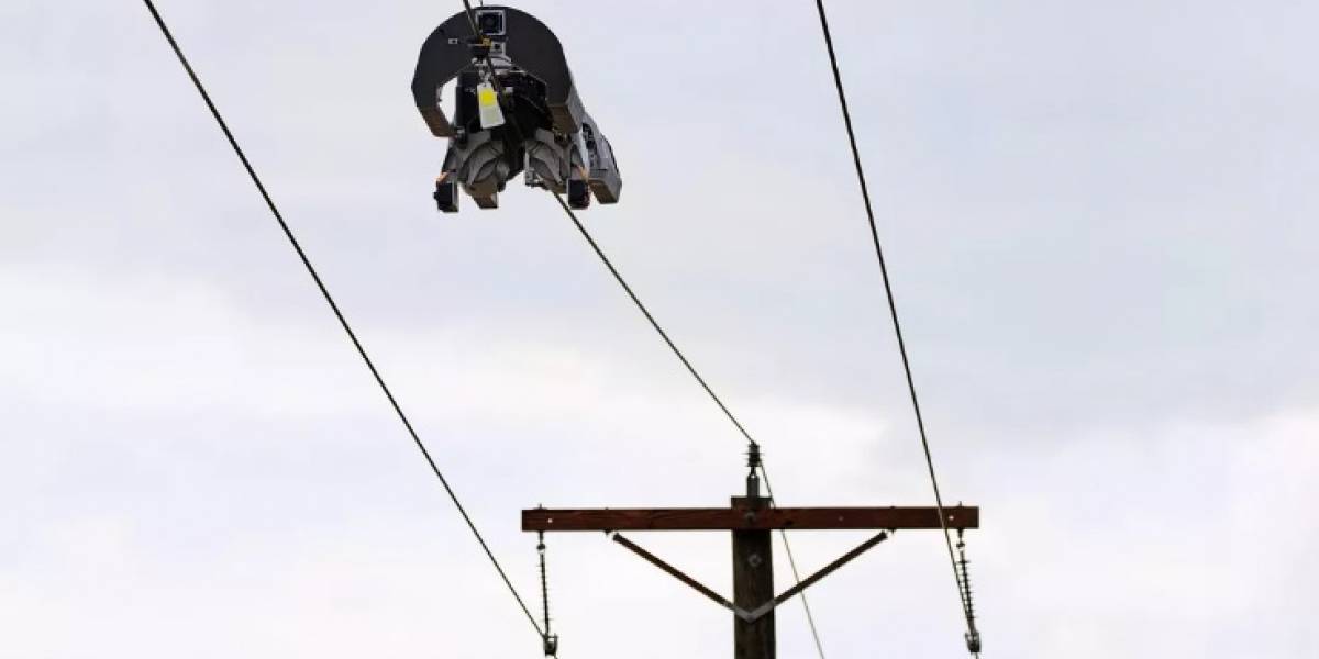 Facebook diseñó un robot capaz de instalar fibra óptica en las líneas eléctricas