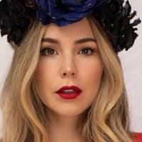 Camila Sodi enamora en bikini tejido en la playa y sin una gota de maquillaje