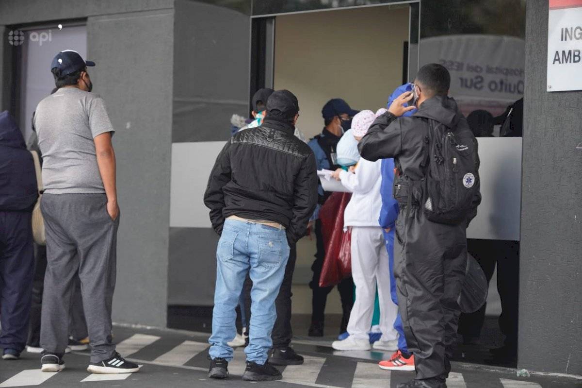Exteriores del Hospital Iess Quito Sur, la tarde es el momento en que los doctores salen a entregar pertenencias de pacientes fallecidos o dar información de personas internadas