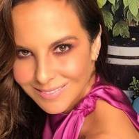Kate del Castillo deslumbra con un exquisito vestido verde de tul satinado