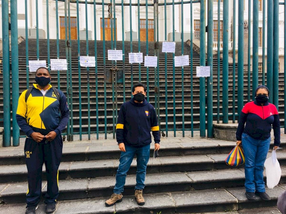 Reclamo de maestros en el Colegio Mejía