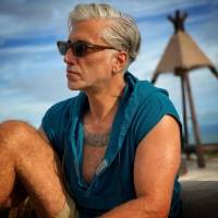 Alejandro Fernández reaparece vistiendo un camisón, cardigan y bufanda y desata comentarios por su look
