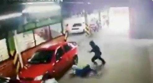 Mujer es atacada con cuchillo en un parqueadero de Cuenca