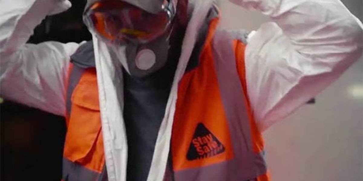 Bansky se mostró en un vagón vestido con un traje anti coronavirus