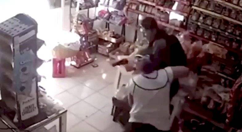 Mujer confronta a ladrón armado y evita asalto en tienda de Celaya
