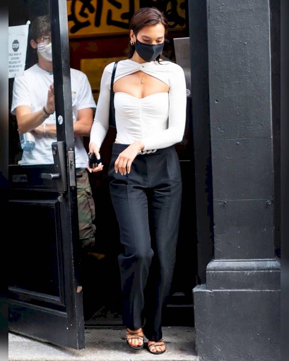 Dua Lipa sorprende al regresar a su look de morena con un elegante body blanco que abraza su delgada cintura