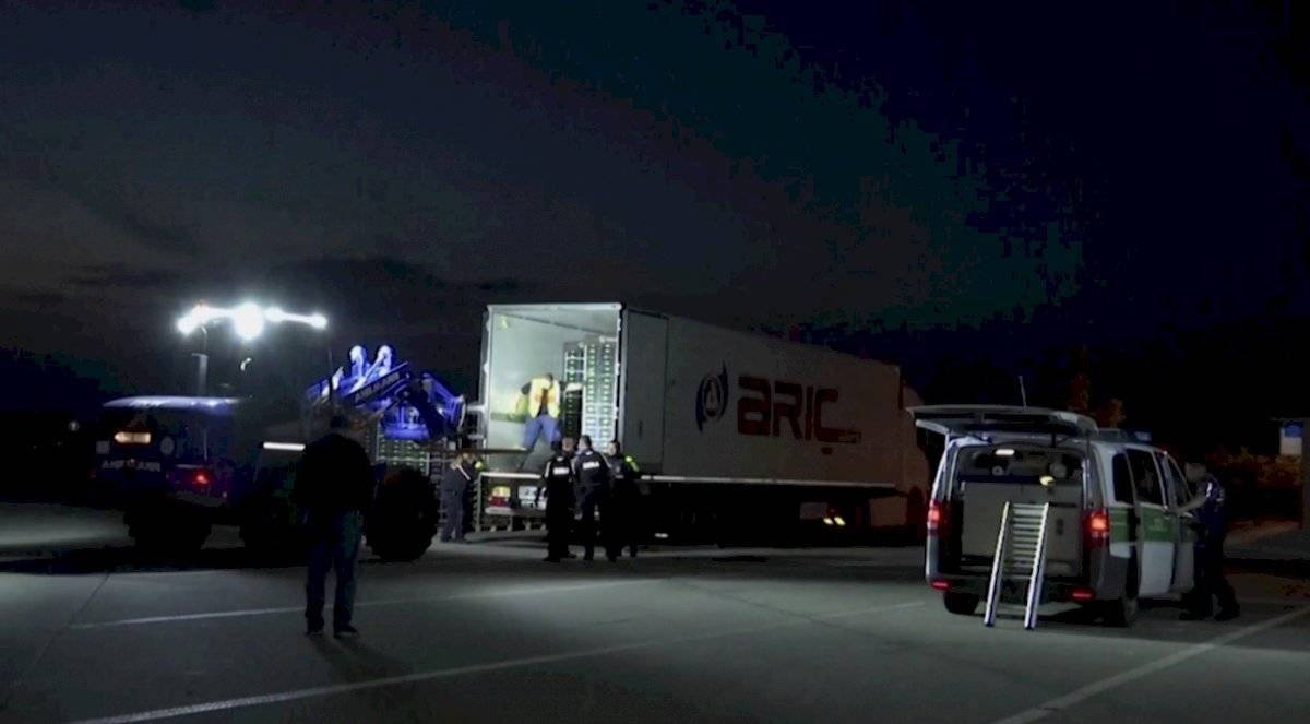 Hallan 31 migrantes en camión refrigerado en Alemania