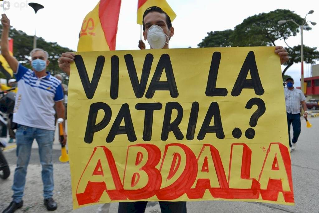 Seguidores Abdalá Bucaram realizan un plantón en respaldo al ex presidente, mientras se realiza la audiencia por el delito de tráfico de armas