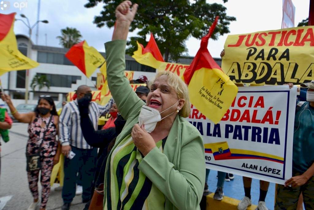 Seguidores Abdalá Bucaram realizan un plantón en respaldo al ex presidente, mientras se realiza la audiencia por el delito de tráfico de armas