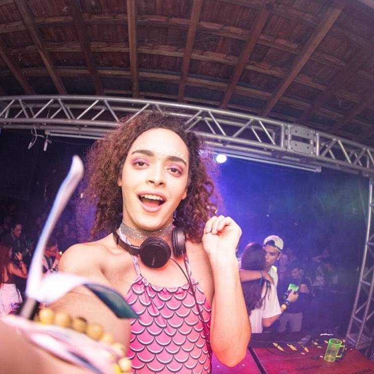 Fe Felício trabalhando como DJ em 2019 Fe Felício trabalhando como DJ em 2019