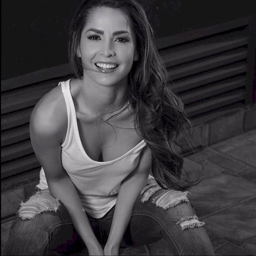 Así de sexy se levanta Carmen Villalobos en una pijama de encaje negra con camisón de seda rosa
