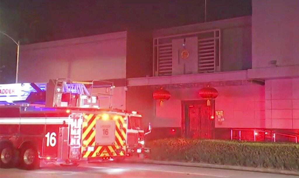 Bomberos en el consulado chino de Houston