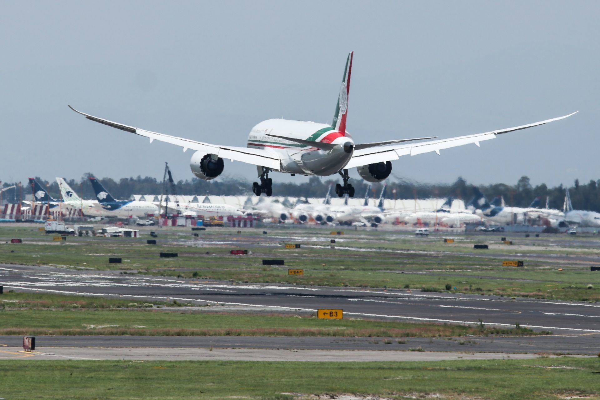 Llegada avión presidencial