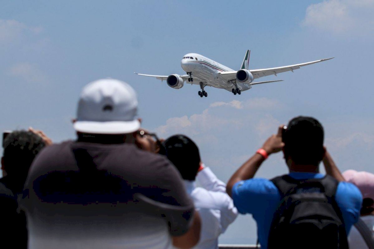 Llegada avión presidencial