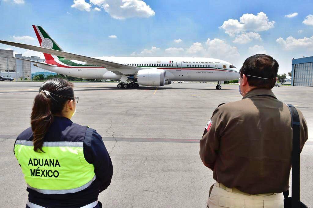 Llegada avión presidencial