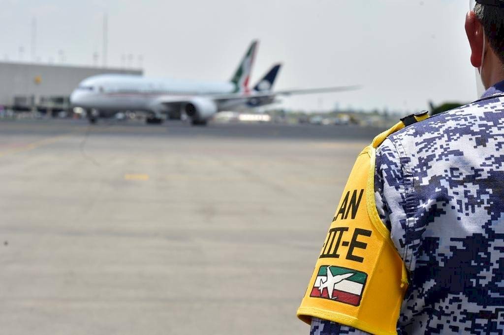 Llegada avión presidencial