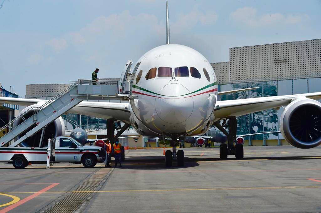 Llegada avión presidencial