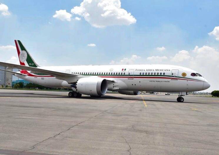 Llegada avión presidencial