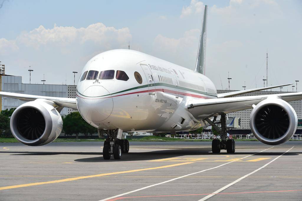 Llegada avión presidencial