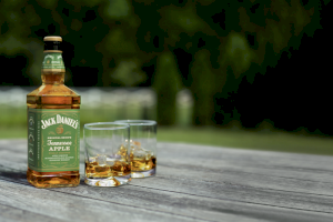 Para este calor: prepara deliciosos cocteles en casa con este whiskey sabor a manzana