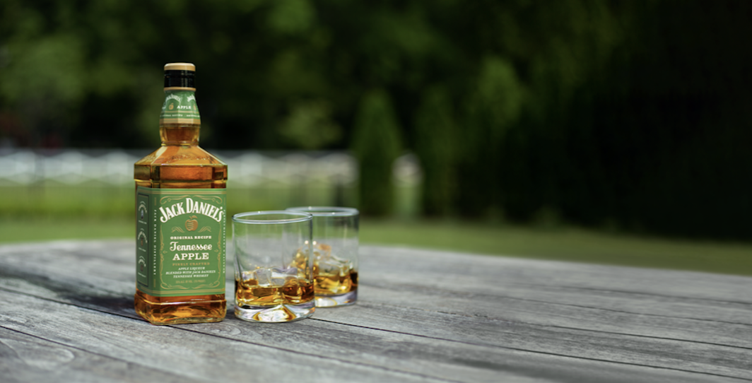 Para este calor: prepara deliciosos cocteles en casa con este whiskey sabor a manzana