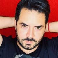 José Eduardo Derbez desató suspiros con selfie sin camisa en su baño