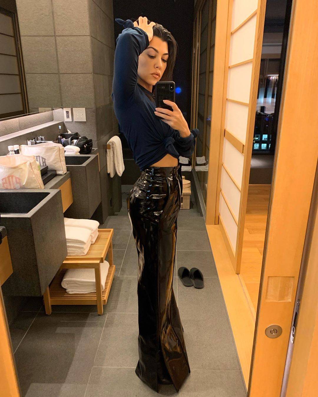 A sus 41 años, Kourtney Kardashian hace alarde de sus piernas tonificadas en un mini short y camiseta recortada kourtney kardashian