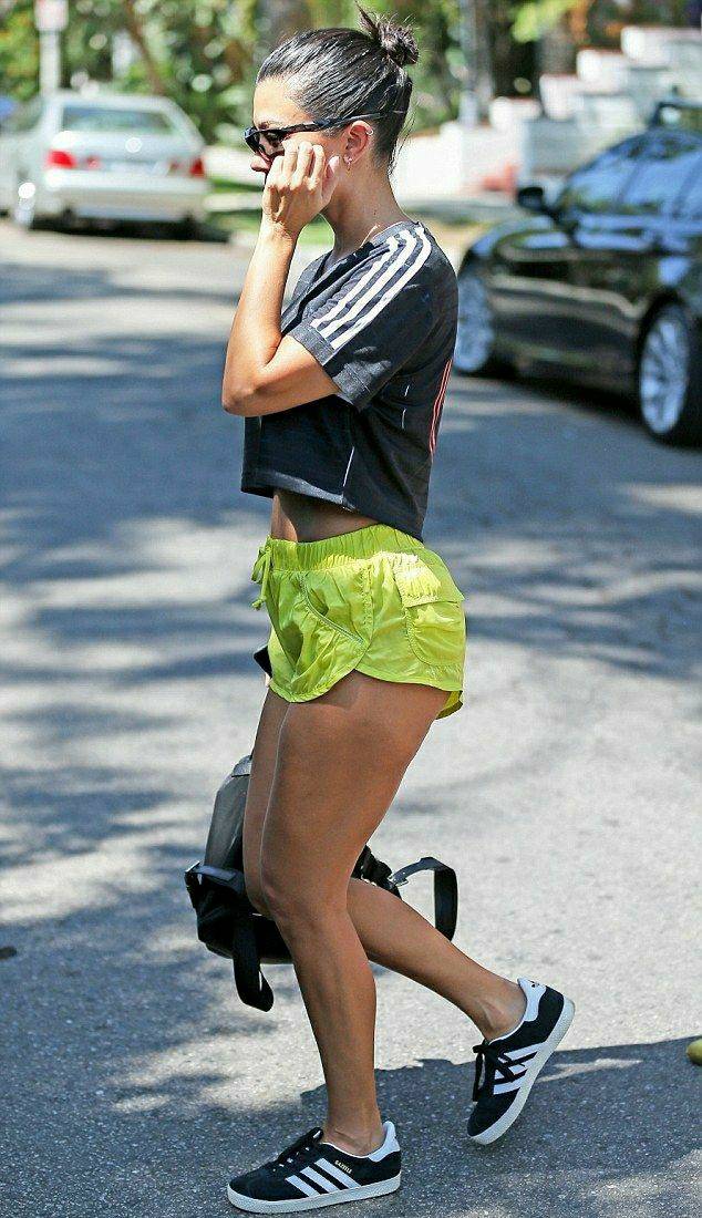 A sus 41 años, Kourtney Kardashian hace alarde de sus piernas tonificadas en un mini short y camiseta recortada kourtney kardashian