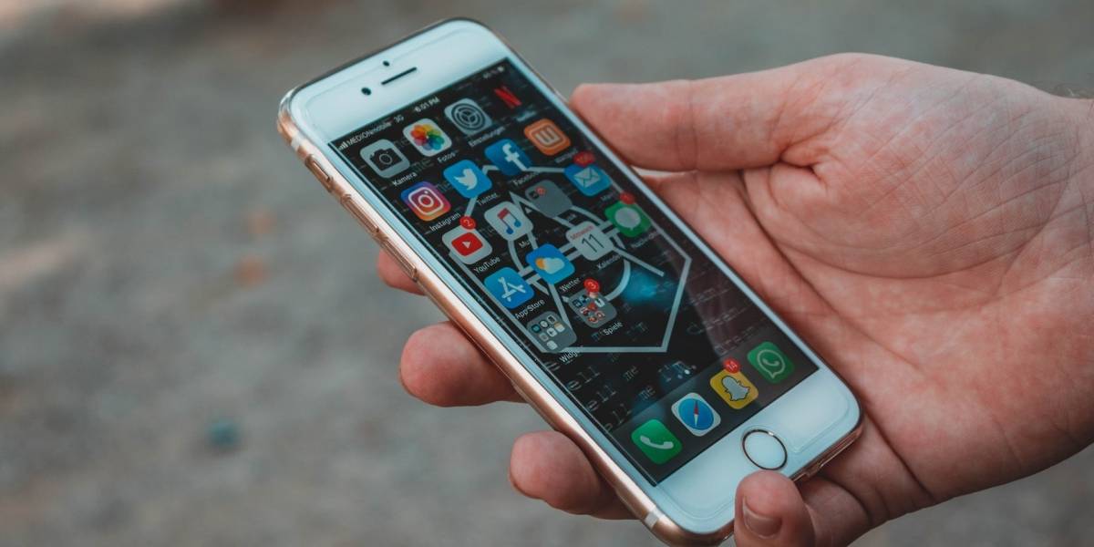 WhatsApp tiene una versión que impide a la otra persona borrar sus mensajes enviados, así puedes instalarla
