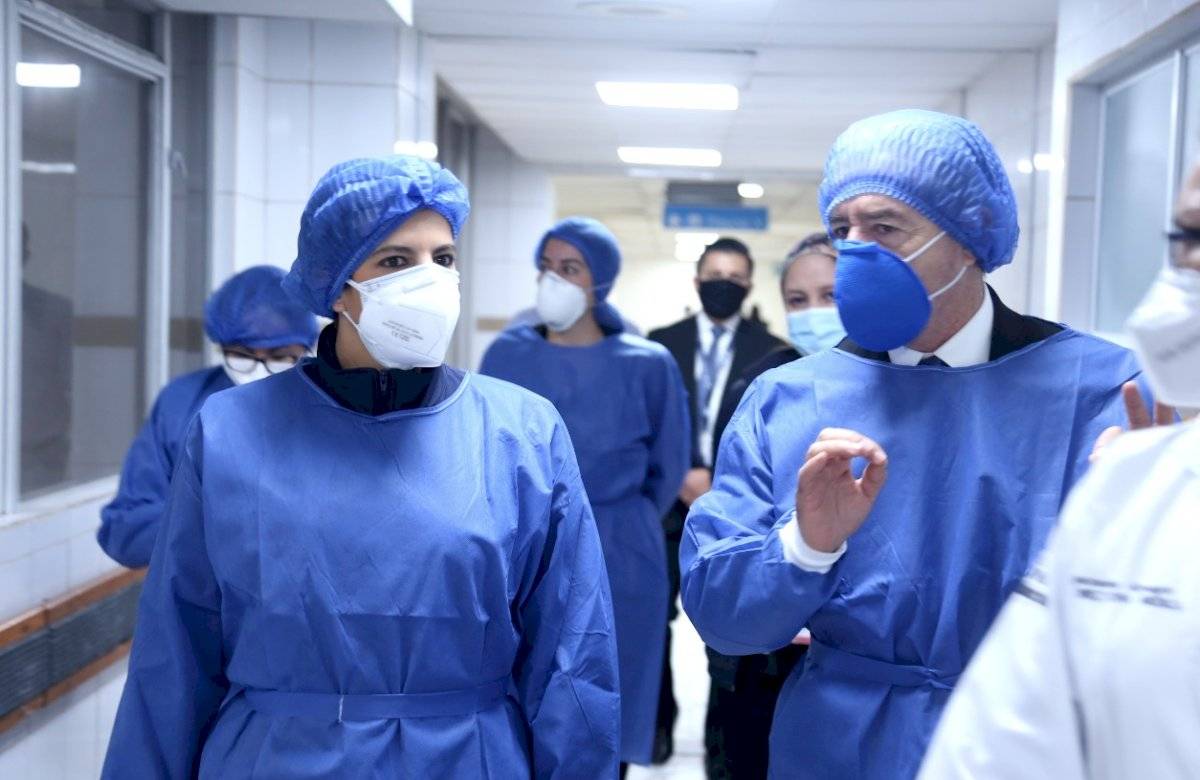 Los ministros de Salud, Juan Carlos Zevallos, y de Gobierno, María Paula Romo realizaron un recorrido por las instalaciones del Hospital y verificaron la oportuna atención.