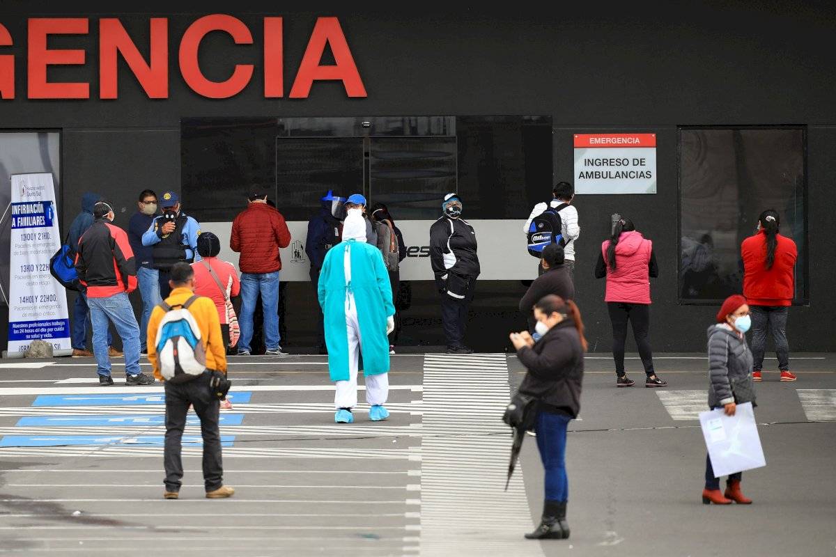 Ciudadanos ecuatorianos esperan información de sus familiares contagiados con COVID-19, en las afueras del Hospital Iess del Sur