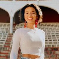 Ángela Aguilar luce hermosa en un mini vestido de tul mostaza estilo off shoulder y mocasines