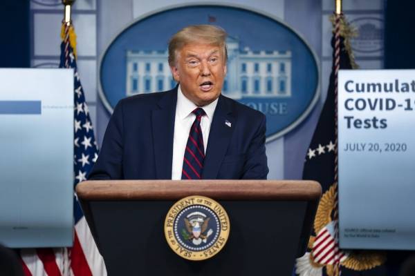 Mark Zuckerberg anuncia que mantendrán bloqueadas "indefinidamente" las cuentas de Trump en Facebook e Instagram