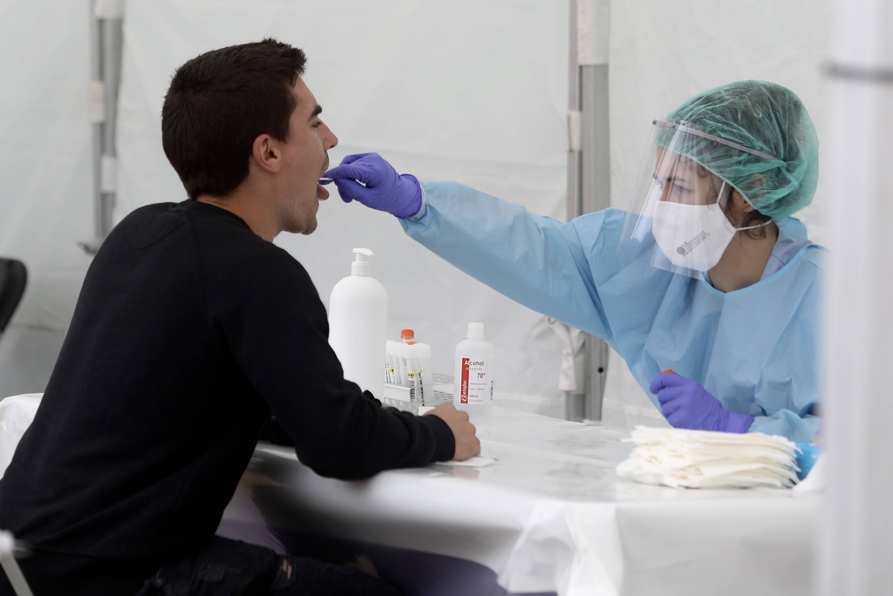 Una sanitaria le realiza un frotis bucal a un vecino de Ordizia en una de las carpas instaladas en el parque Barrena por el Ayuntamiento de Ordizia para realizar test ante el posible brote de COVID-19 Javi Colmenero - Europa Press